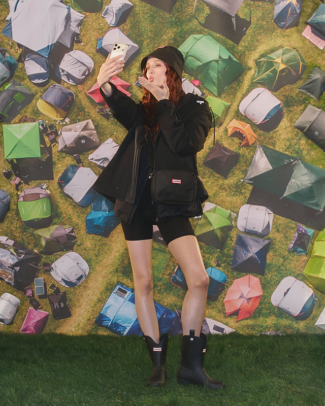 090426_HUNTER_FESTIVAL_SEASON_ML_SHOT_4_288_HIGH_RES.png